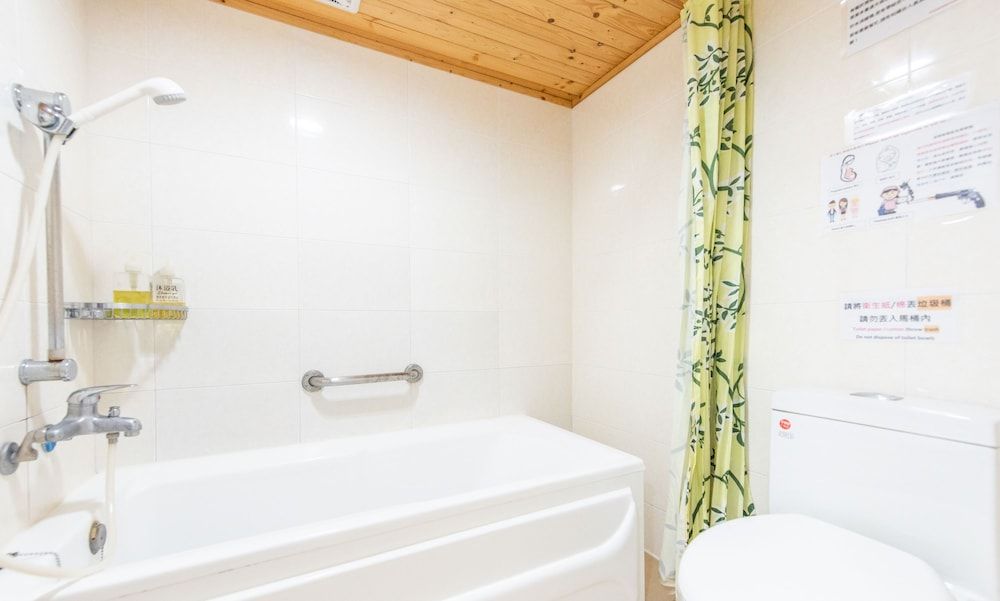 Gwawa Hotel Superior Quadruple Room, Bathtub, City View 20