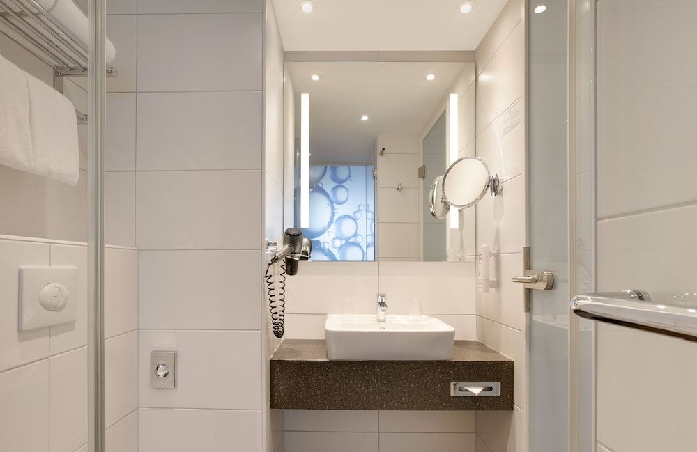 Holiday Inn Berlin - City East Side by IHG Standard Room, 1 King Bed, Courtyard View 7