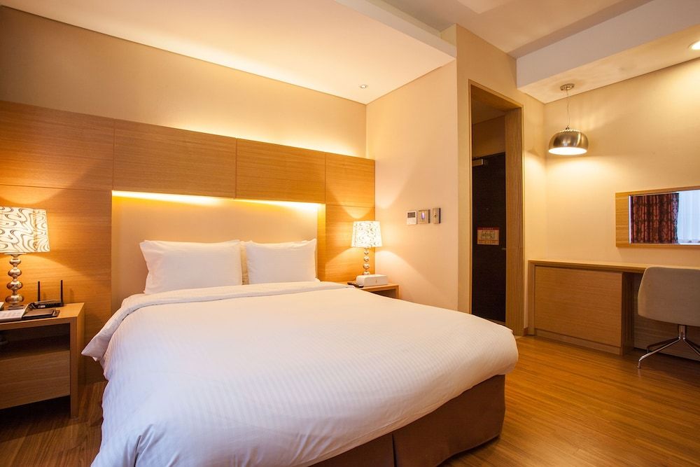 Pharos Hotel Superior Double Room (Bigger than most in Seoul) 4