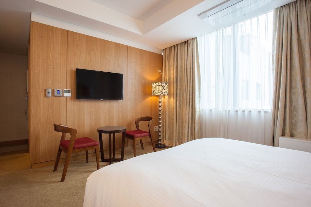 Pharos Hotel Standard Double Room (Bigger than most in Seoul) 3