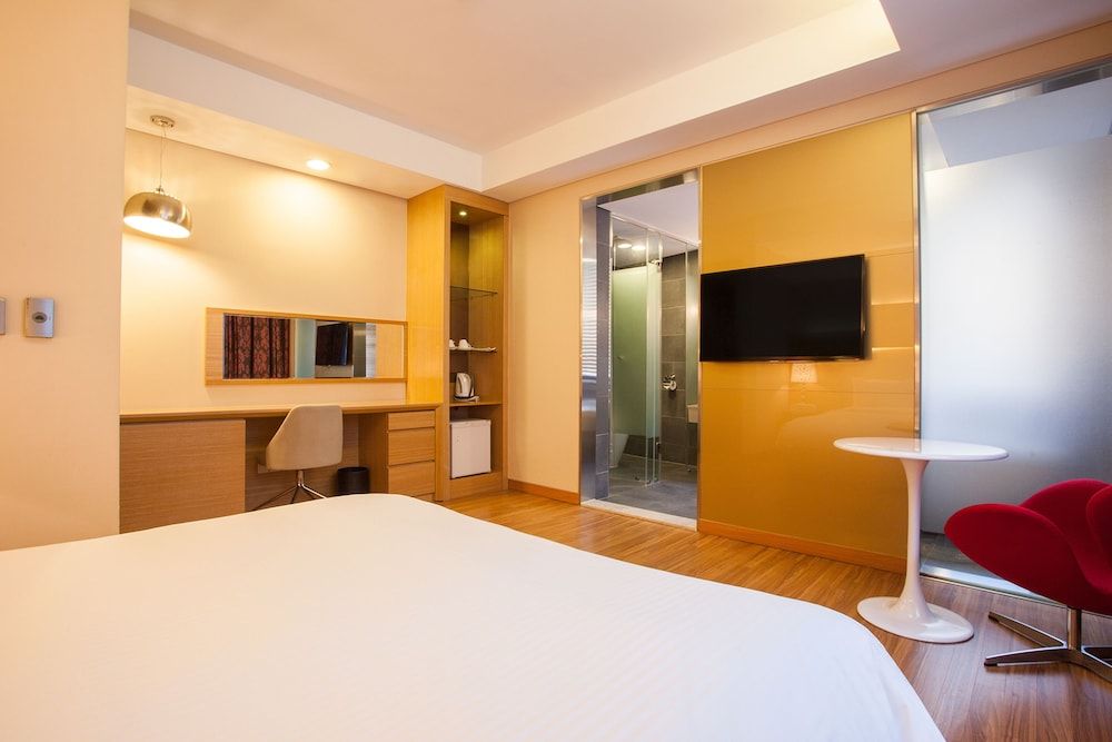 Pharos Hotel Superior Double Room (Bigger than most in Seoul) 2