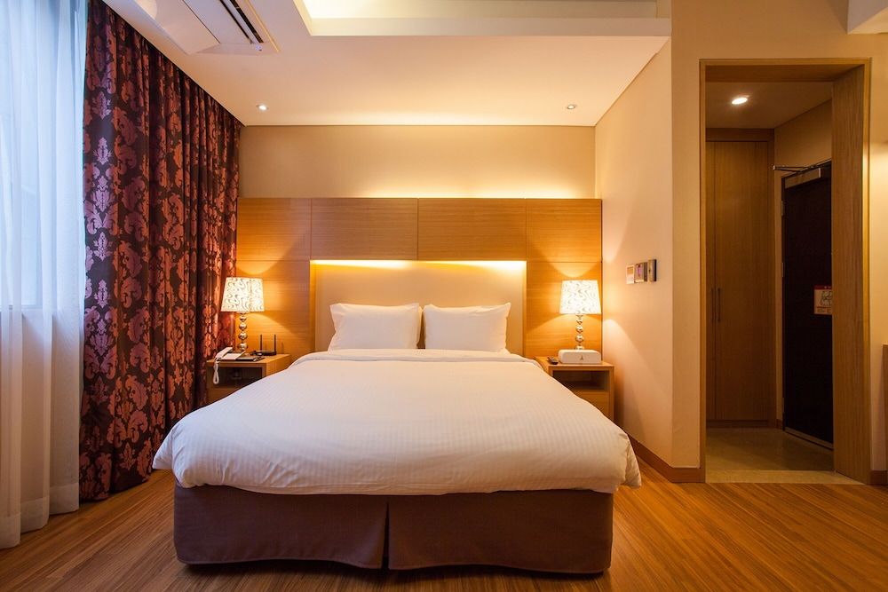 Pharos Hotel Superior Double Room (Bigger than most in Seoul) 5