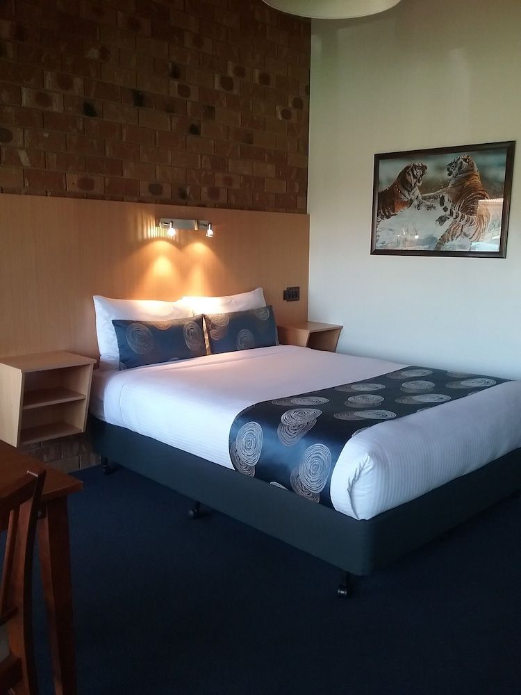 Werribee Park Motor Inn Deluxe Queen Room
