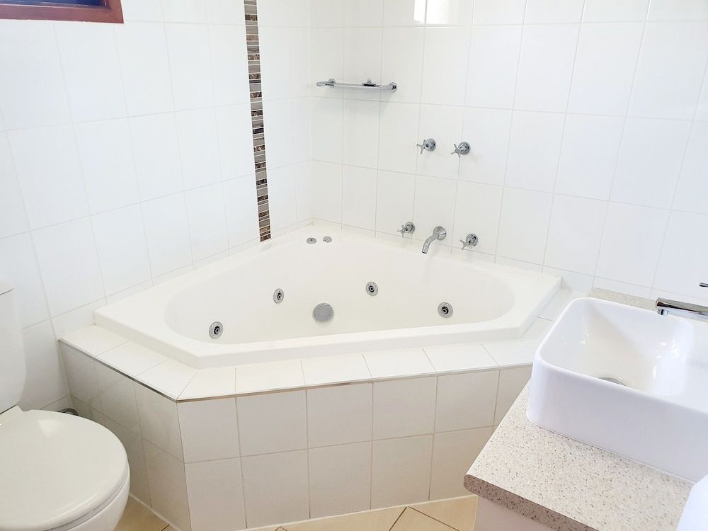 Werribee Park Motor Inn Superior Spa Suite 7