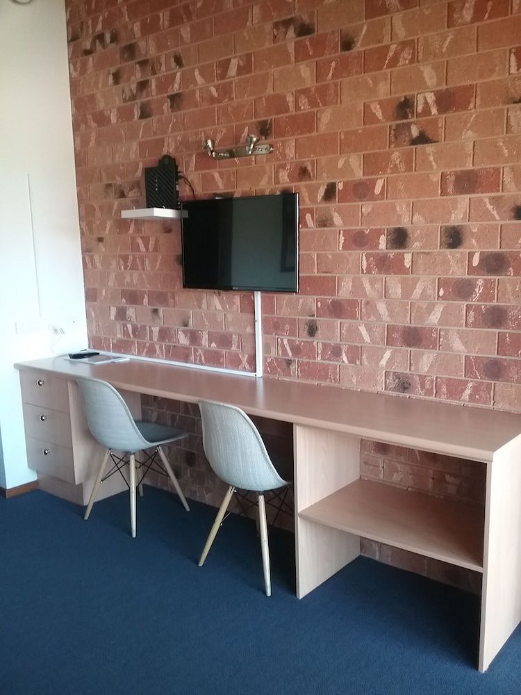 Werribee Park Motor Inn Deluxe Queen Room 5