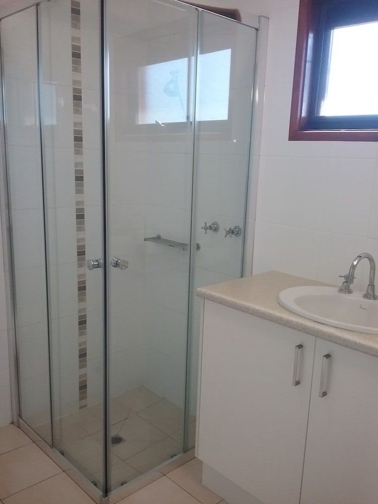 Werribee Park Motor Inn Deluxe Queen Room 4