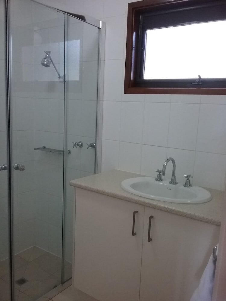 Werribee Park Motor Inn Deluxe Queen Room 3