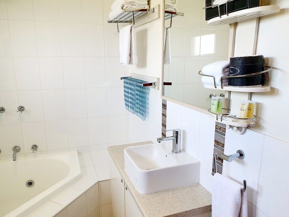 Werribee Park Motor Inn Superior Spa Suite 6