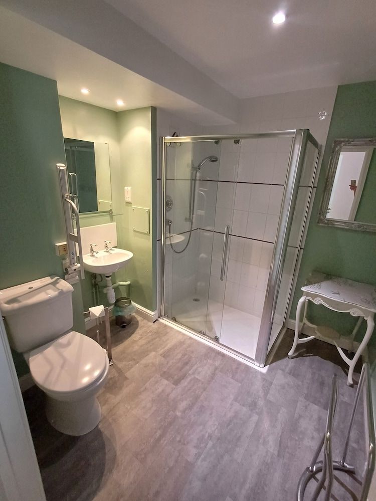 Northover Manor Hotel Standard Double or Twin Room, Ensuite 5