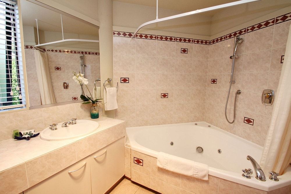 The Beachcomber Hotel Deluxe One Bedroom Unit 5