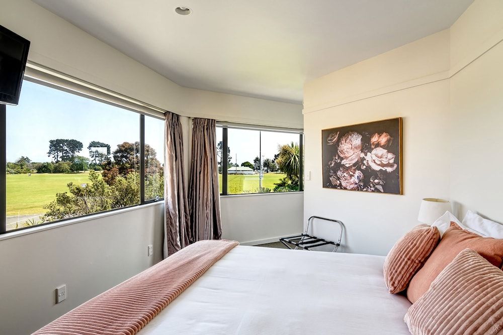 The Beachcomber Hotel Deluxe One Bedroom Unit 3