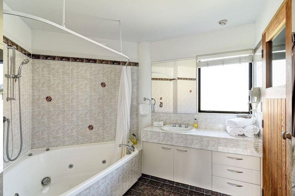 The Beachcomber Hotel Deluxe One Bedroom Unit 4