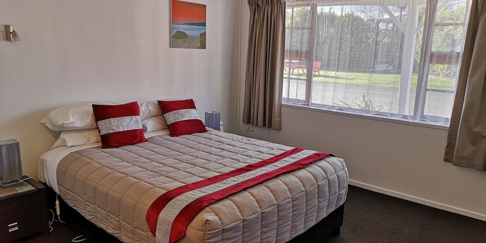 Colonial Lodge Motel