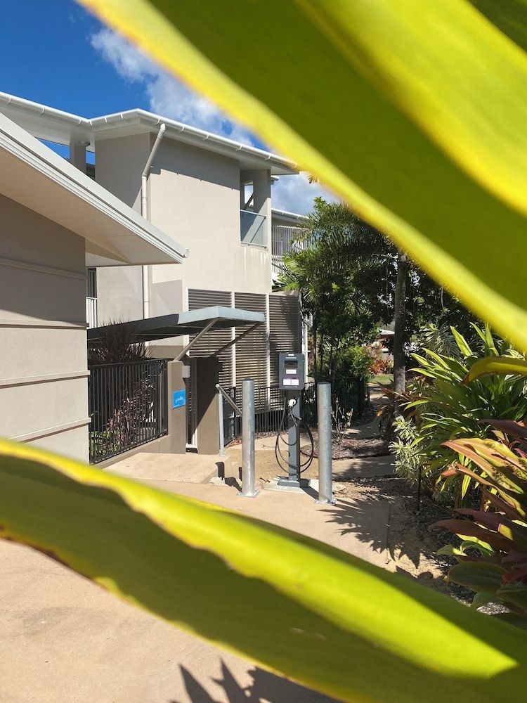 Electric vehicle charging station