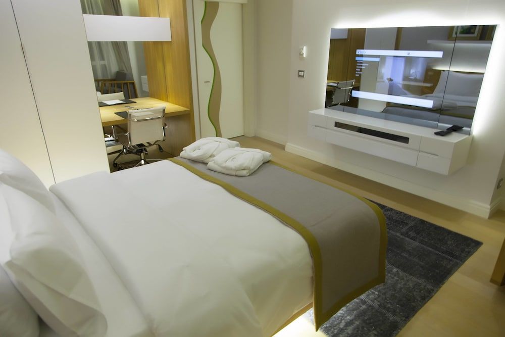 The Leos Residence Deluxe Apartment, 1 Bedroom, Kitchen, City View 3