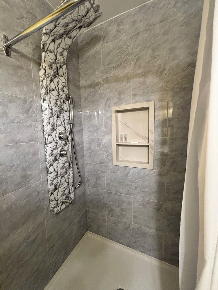 6267 Persepolis Inn Comfort Room, 1 Queen Bed 10