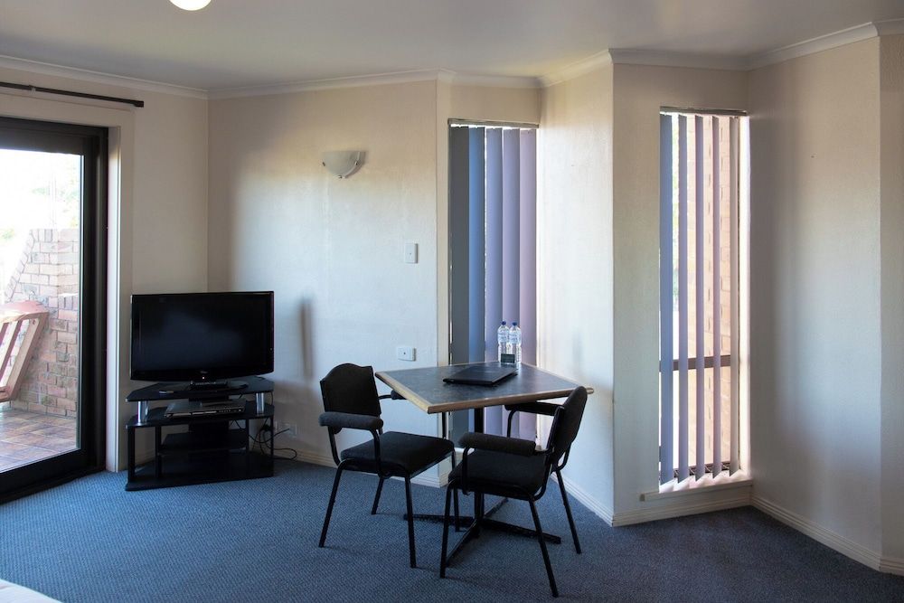 Arkana Motor Inn & Terrace Apartments Executive Room, 1 King Bed 3