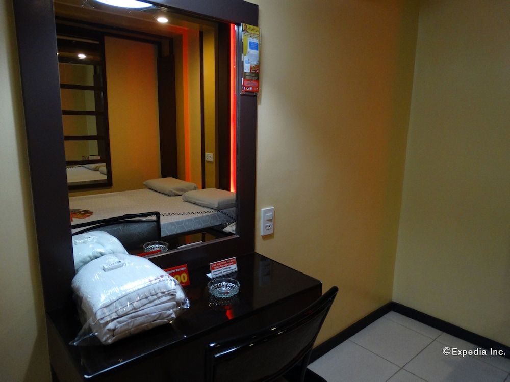 Hotel Sogo Buendia Deluxe Room, 1 Queen Bed 6