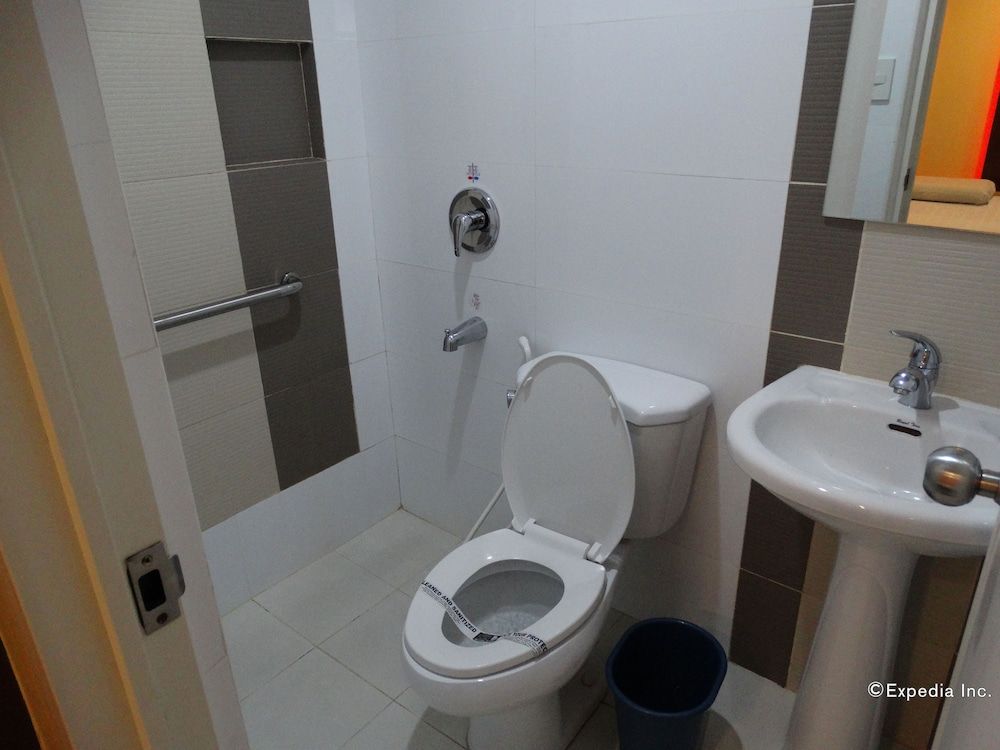 Hotel Sogo Buendia Deluxe Room, 1 Queen Bed 4