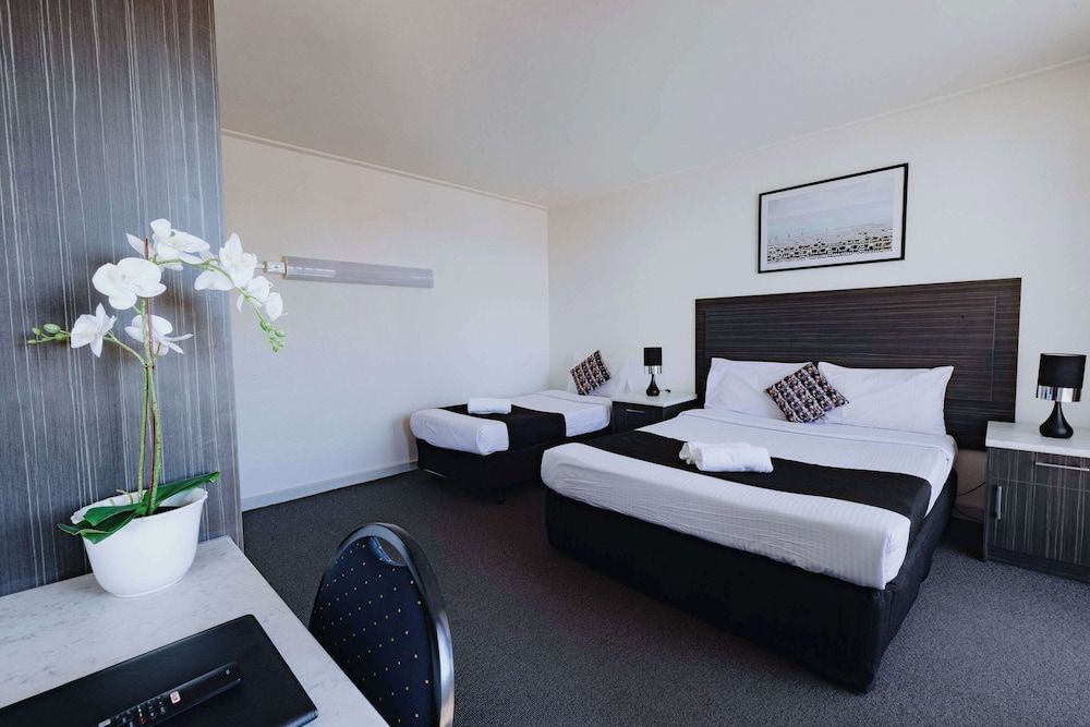 Comfort Inn Traralgon Room, 2 Twin Beds, Accessible, Non Smoking (Efficiency, Upgrade) 4