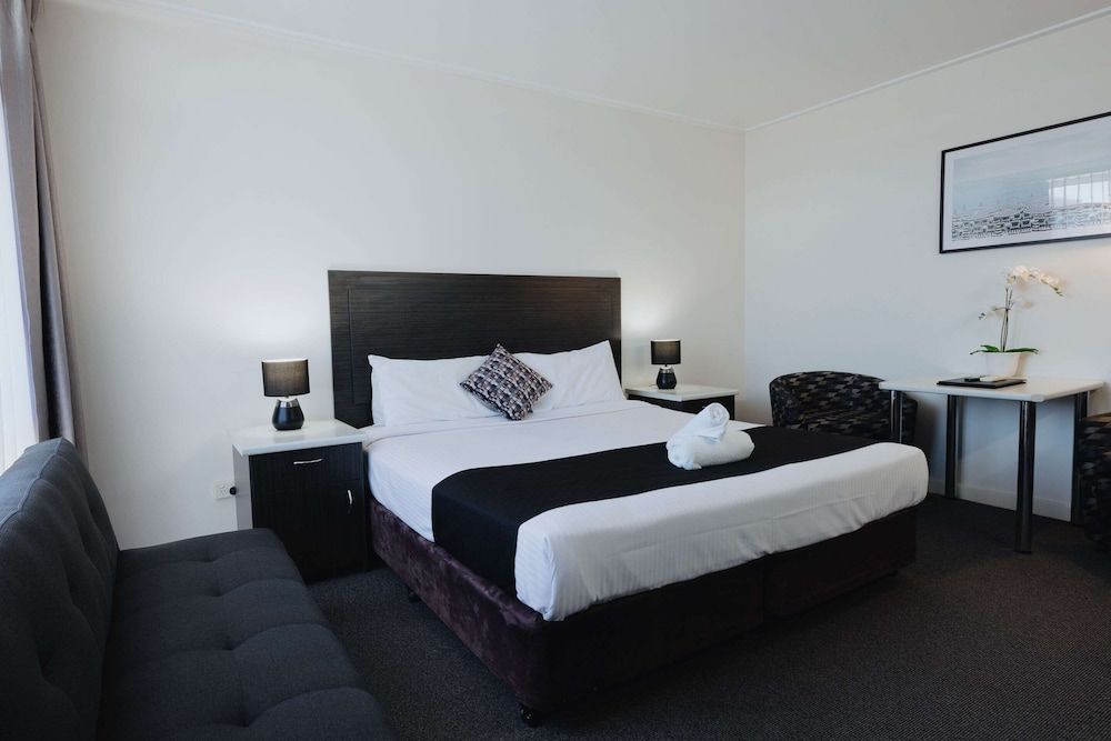 Comfort Inn Traralgon Deluxe Room, 1 King Bed 7