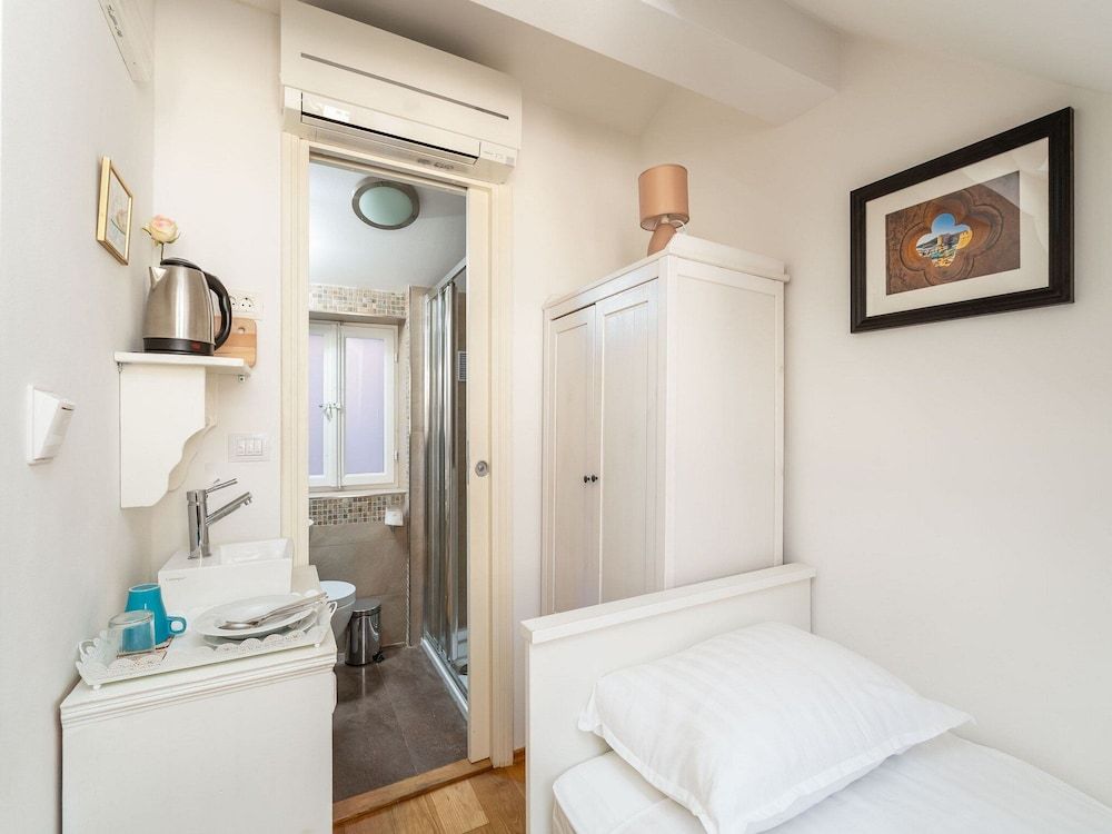 Lumin GuestHouse Single Room (Standard Single Room with City View) 8