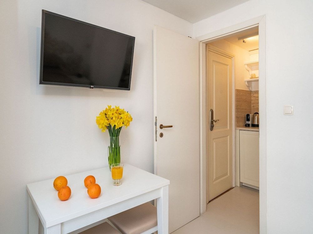 Lumin GuestHouse Studio (Studio Apartment with City View Third) 23