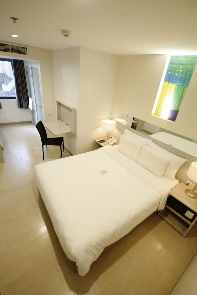 Go Hotels Ortigas Center Standard King Room 2