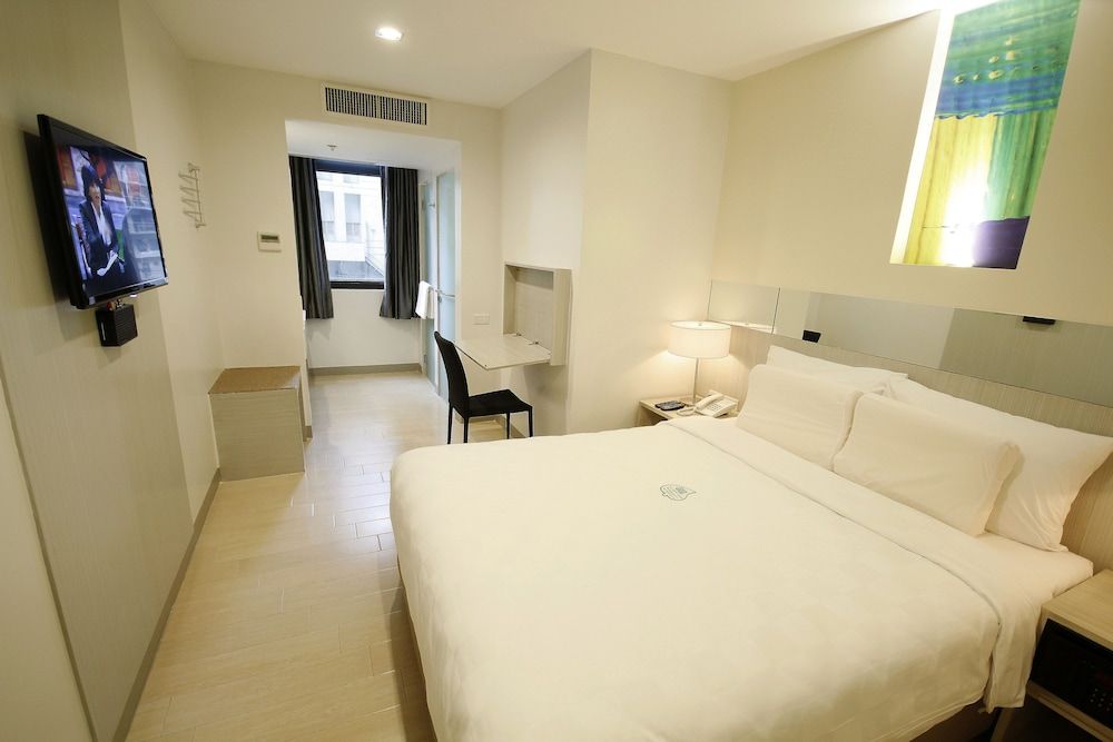 Go Hotels Ortigas Center Standard King Room