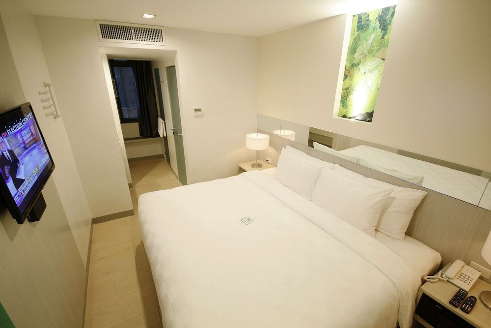 Go Hotels Ortigas Center Standard King Room 4