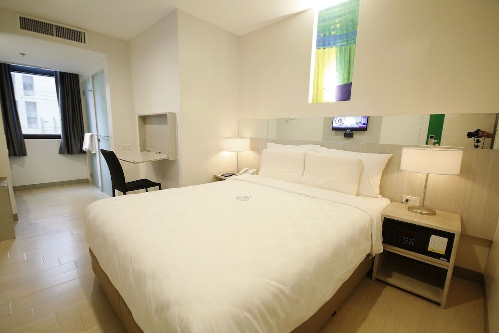 Go Hotels Ortigas Center Standard King Room 3