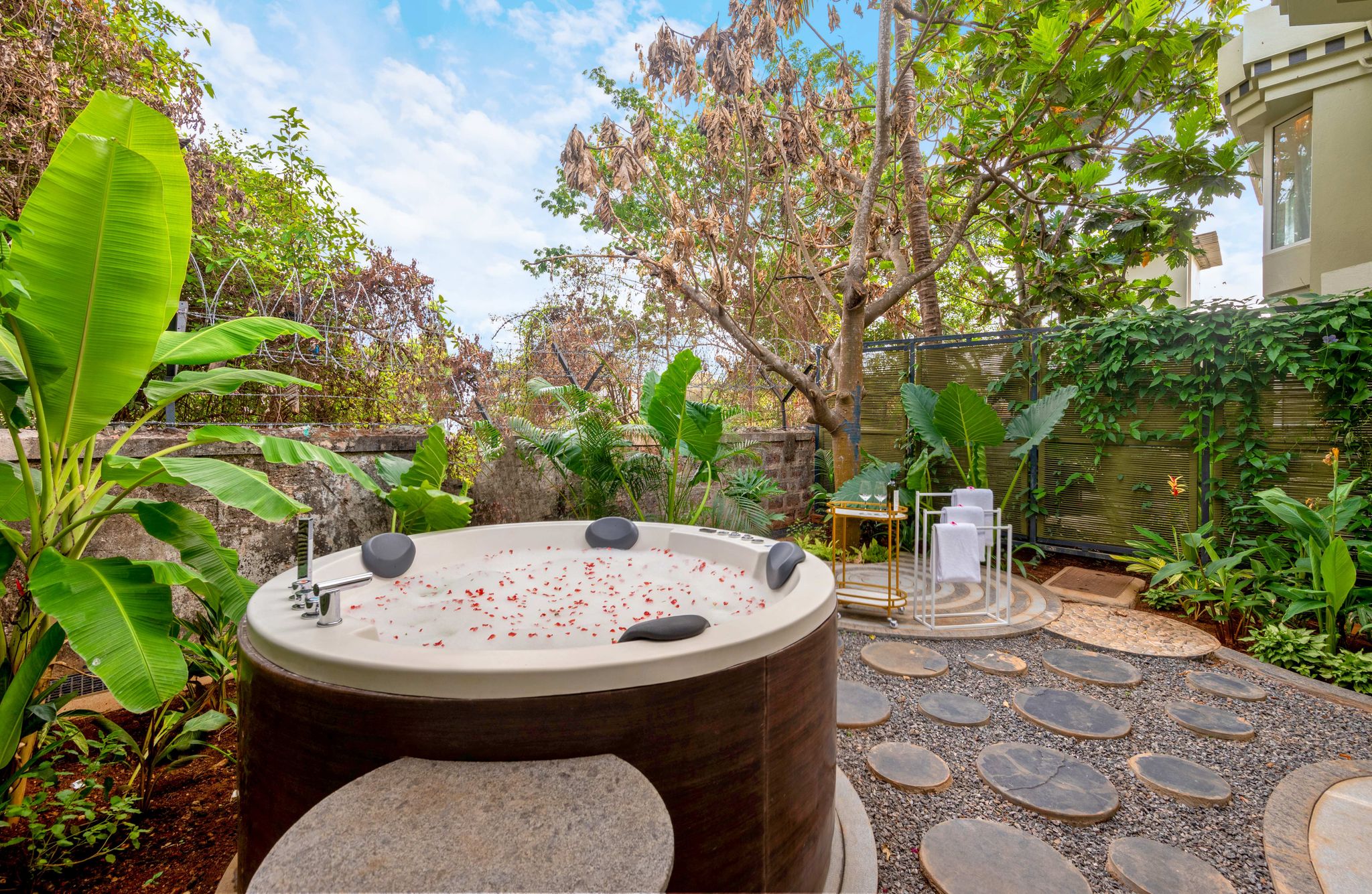 Bulbul  Suite with Jacuzzi and Garden