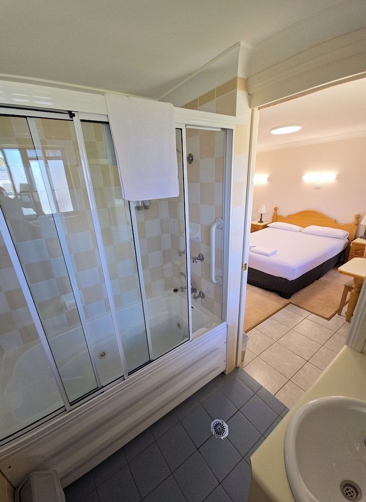 Tumut Valley Motel Comfort Room 4