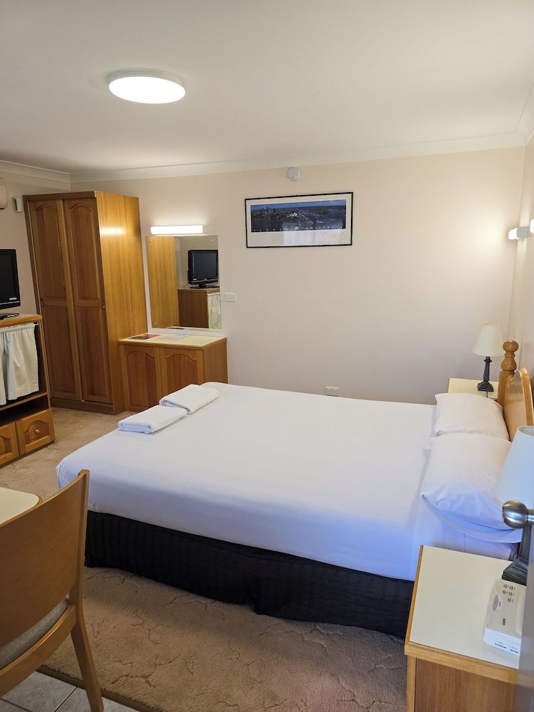 Tumut Valley Motel Comfort Room