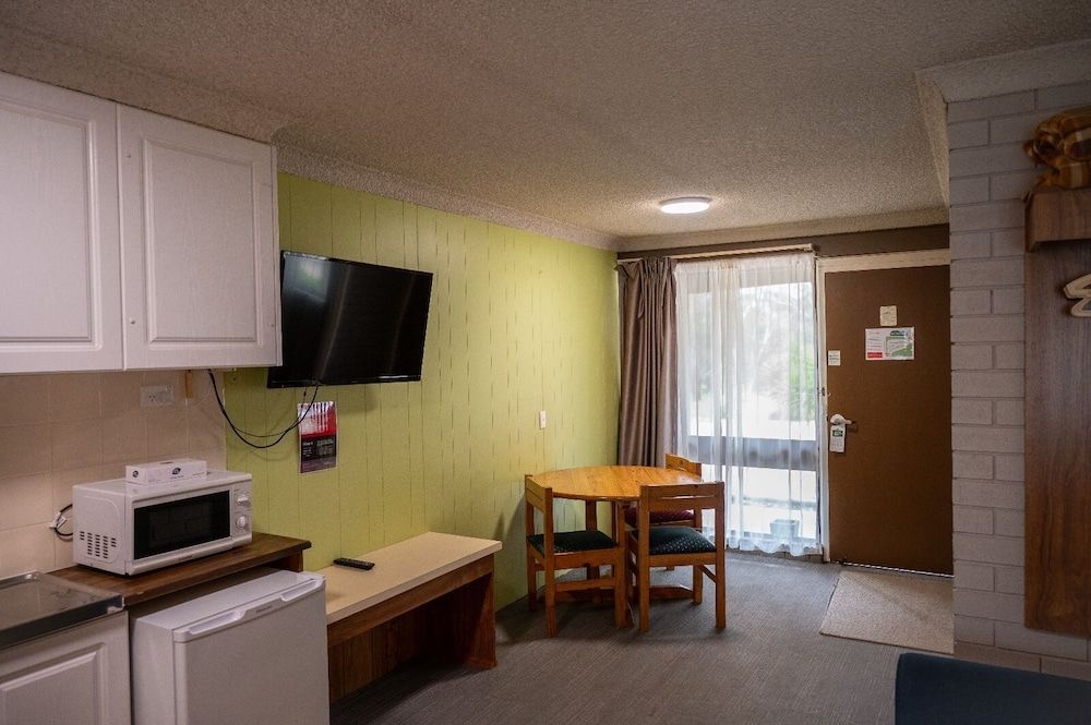 Tumut Valley Motel Family Room 6