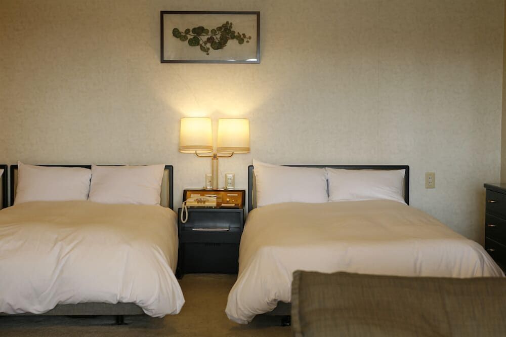 Deluxe Room, Smoking