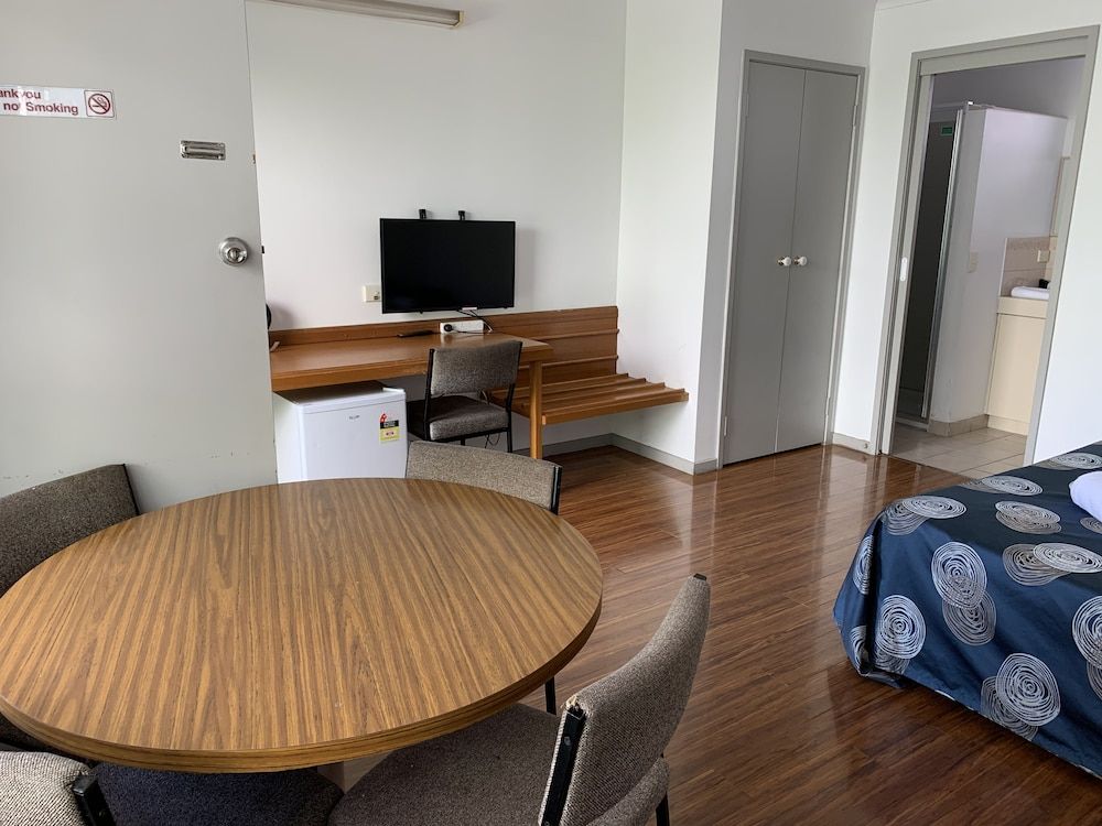 Beaconsfield Lodge Motel Standard Quadruple Room 5