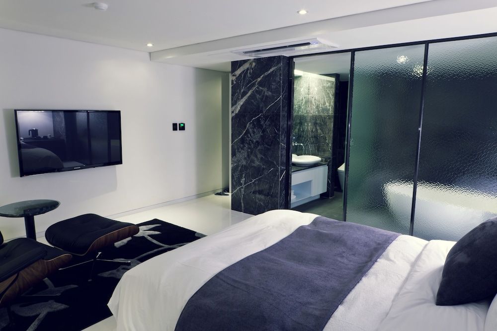 Busan Amare Hotel Suite 16