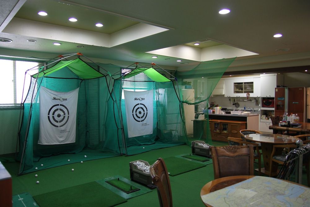 Indoor golf driving range