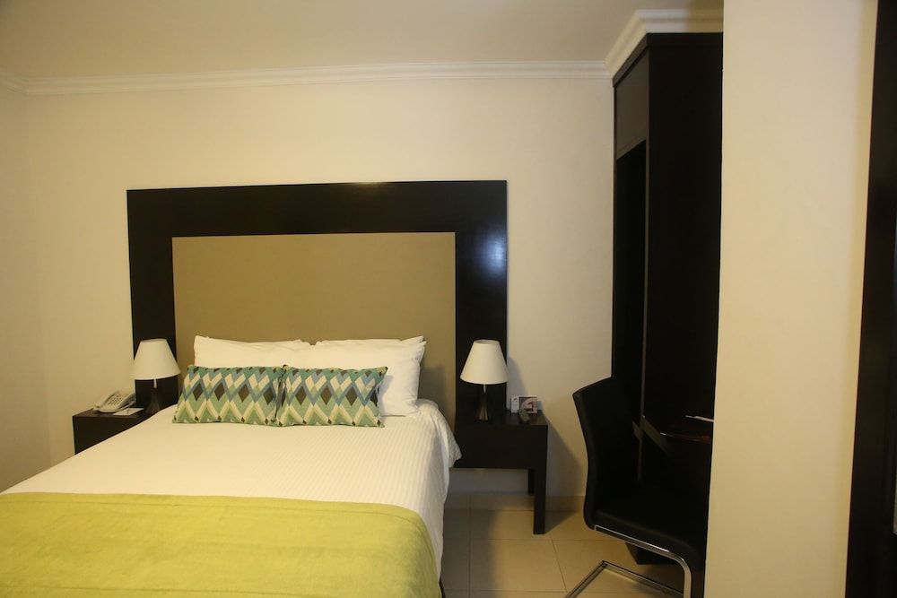 Aranjuez Hotel & Suites Standard Room, No View (At Parking Level) 5