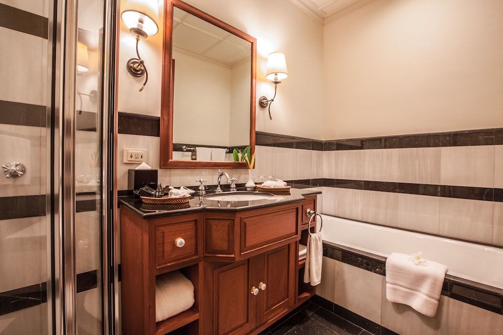 Settha Palace Hotel Deluxe Double Room, 1 King Bed, Pool View 5