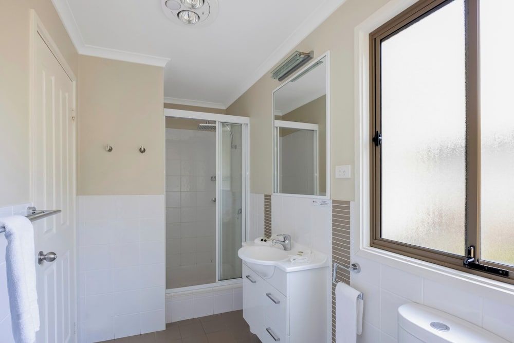 Reflections North Haven - Holiday Park Deluxe Cabin - Sleeps 4 3