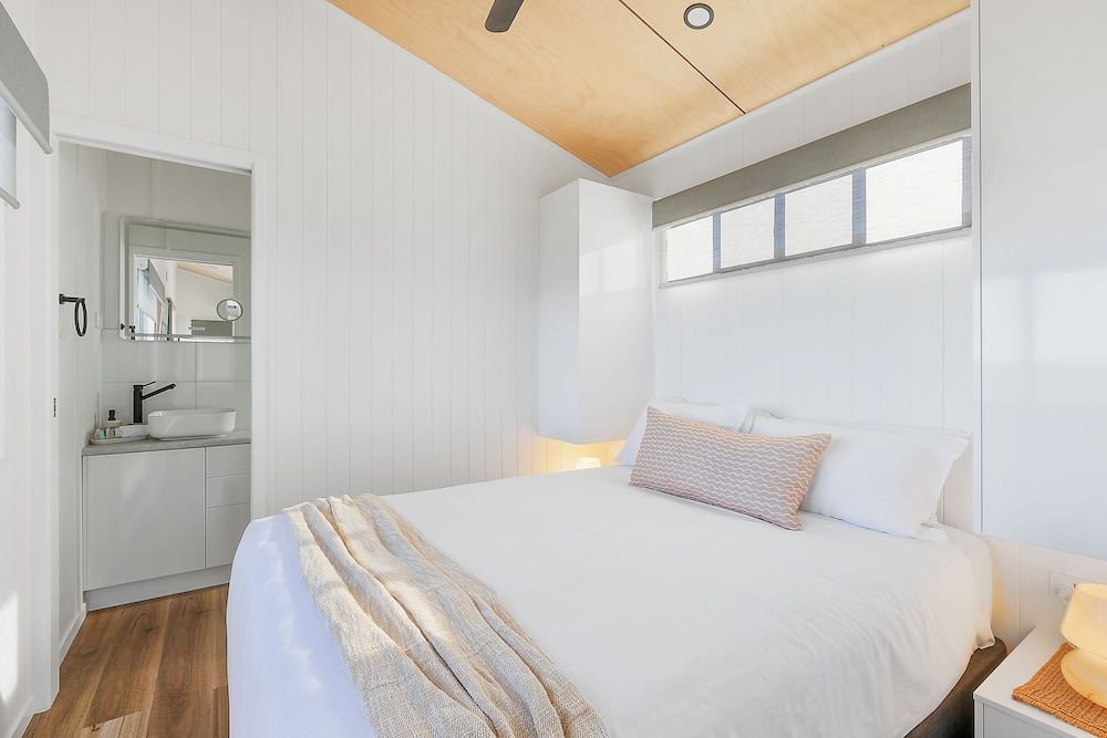Premium Tiny Home - Sleeps 2 - Dog Friendly