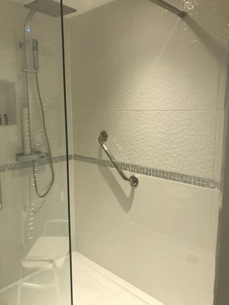 The White Hart Hotel Premium Suite, Ensuite (An adjoning annex suite ) 6