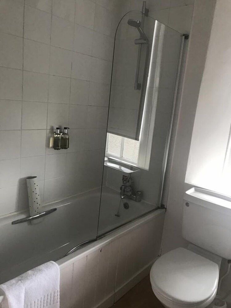 The White Hart Hotel Standard Twin Room, Ensuite 4