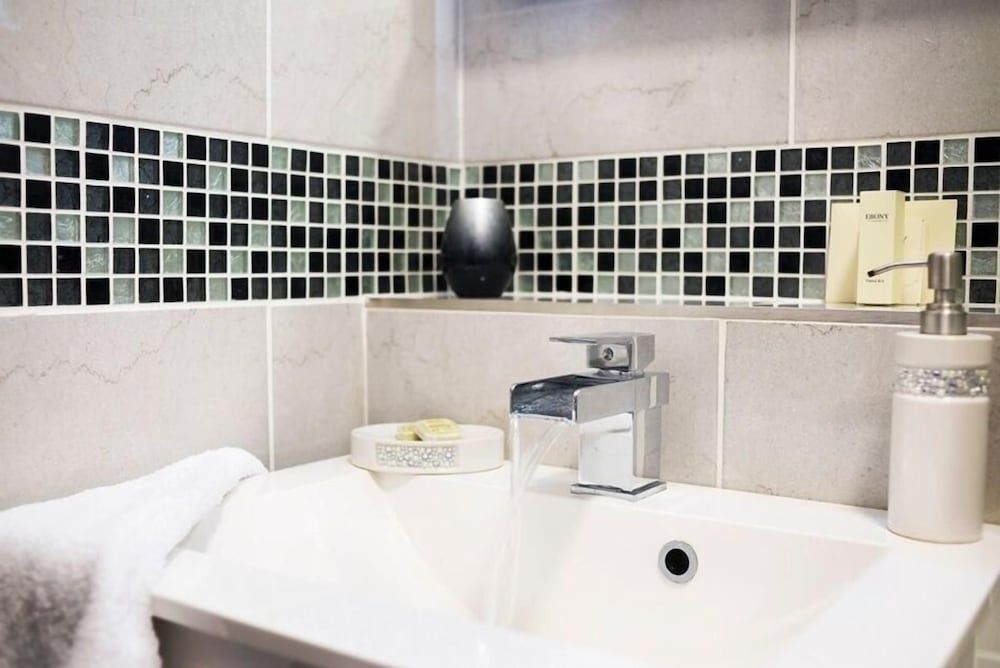 The White Hart Hotel Standard Twin Room, Ensuite 3