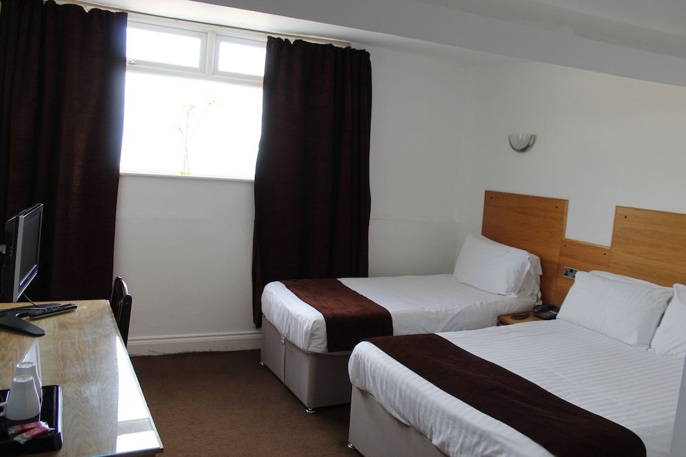 Four Saints Brig Y Don Hotel Triple Room, Sea View 8