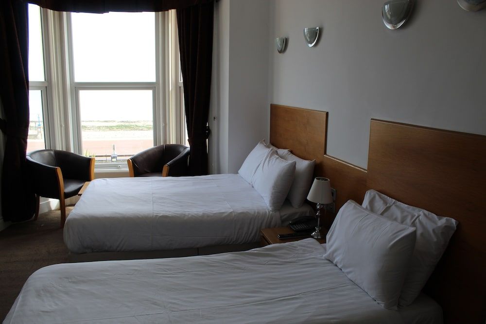 Four Saints Brig Y Don Hotel Triple Room, Sea View 4