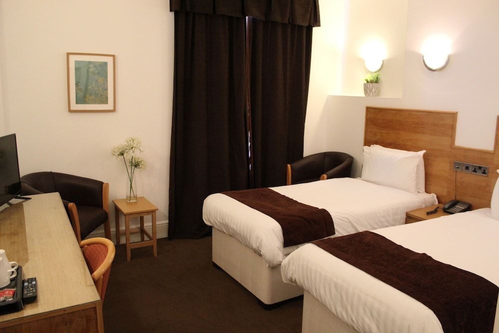 Four Saints Brig Y Don Hotel Triple Room, Sea View 7