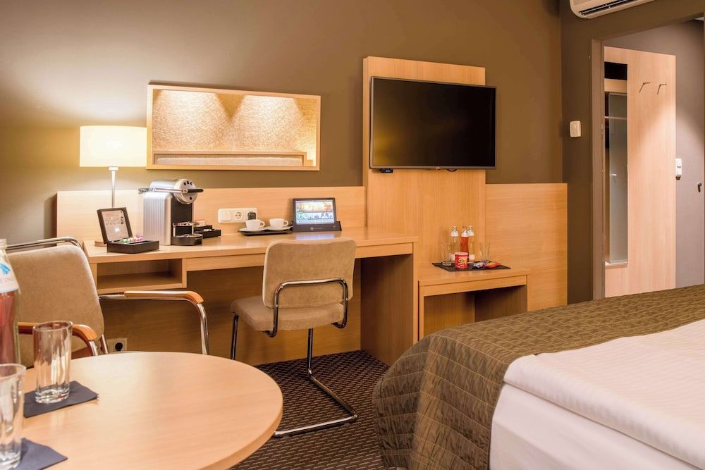 Best Western Premier Central Hotel Leonhard Standard Room, 1 King Bed 6